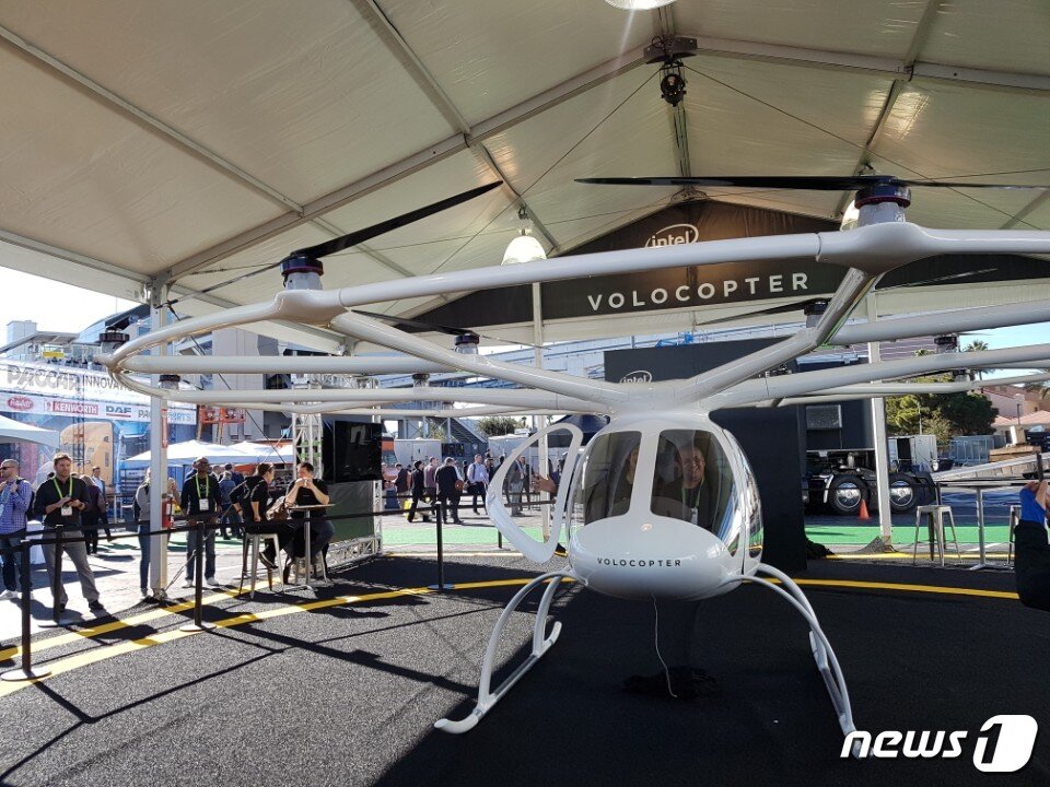 본문 이미지 - 인텔의 칩이 탑재된 독일 '볼로콥터'의 자율주행 헬리콥터. ⓒ News1 