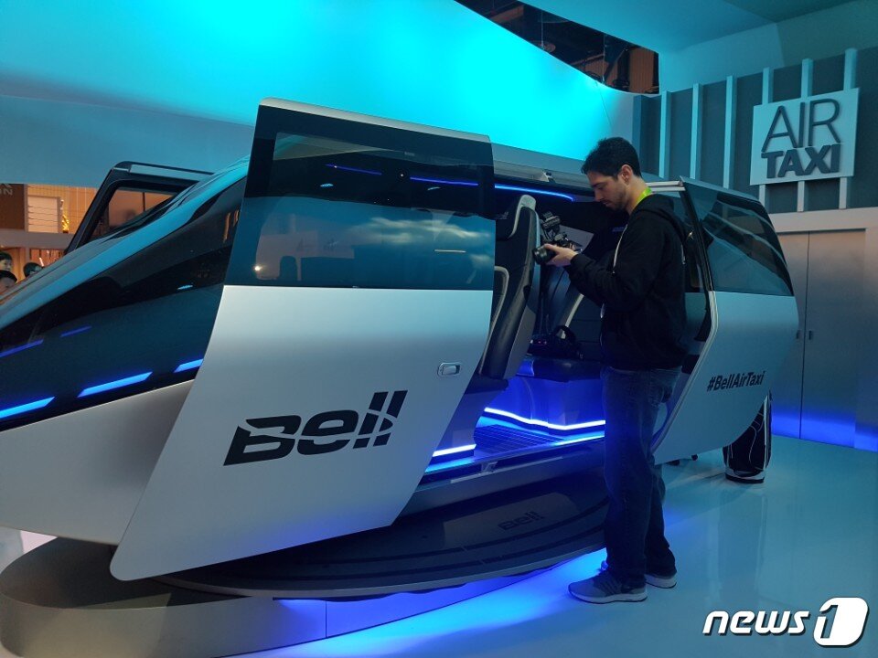 본문 이미지 - 미국의 헬리콥터 제조업체 벨이 'CES2018'에 전시한 자율주행 에어택시(Air Taxi). ⓒ News1 장은지 기자