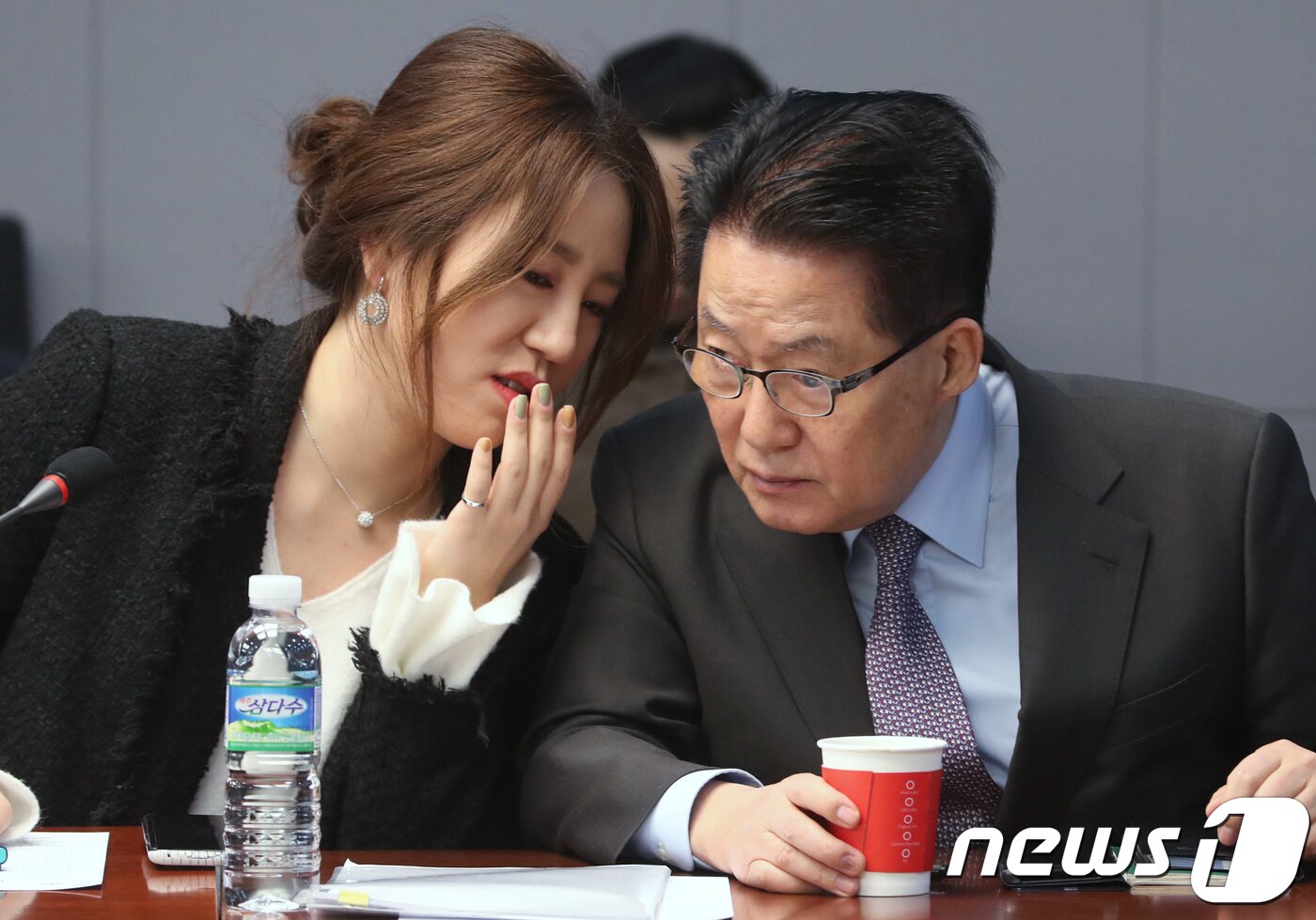 본문 이미지 - 박지원 국민의당 전 대표와 조성은 전 비대위원이 2018년 1월 12일 서울 여의도 국회 의원회관에서 열린 국민의당지키기운동본부 전체회의에서 귀엣말을 나누고 있다. ⓒ News1 