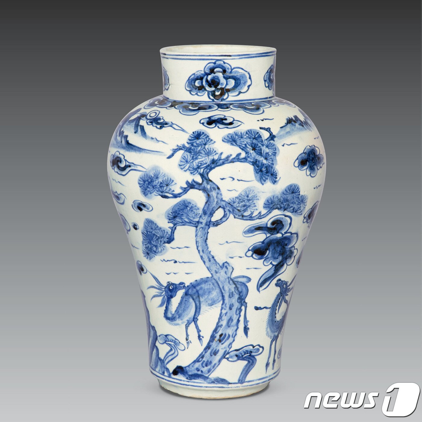 본문 이미지 - 백자청화십장생문호 白磁靑畵十長生文壺, White Porcelain Jar in Underglaze Blue, 25.5&times;41(h)cm, 19세기. 케이옥션 제공 ⓒ News1