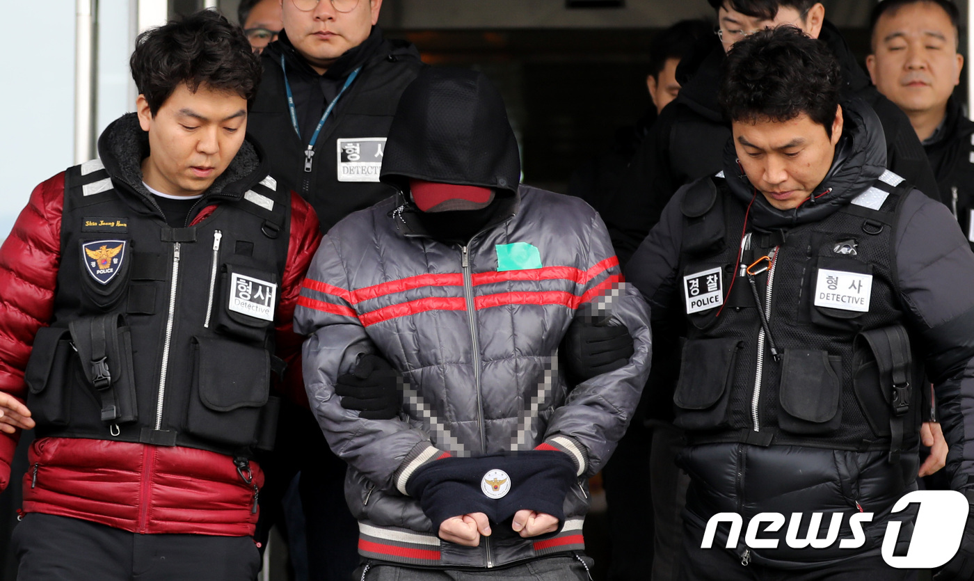 (용인=뉴스1) 이재명 기자 = '용인 일가족 살인사건' 피의자 김모씨가 13일 오후 경기도 용인시 용인동부경찰서에서 영장실질심사를 받기 위해 호총차로 향하고 있다. 김씨는 지난해 …