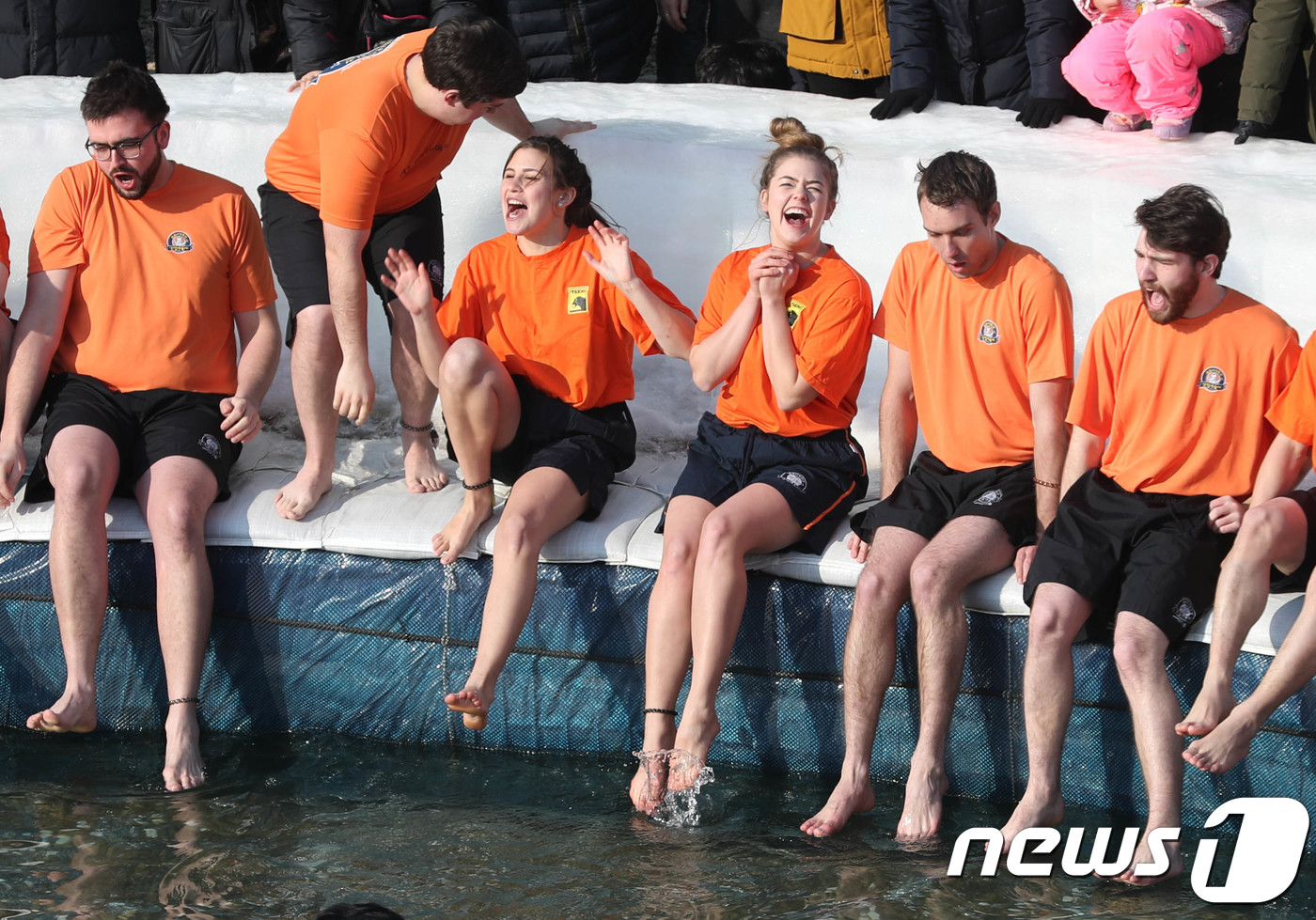 (화천=뉴스1) 고재교 기자 = 한파가 몰아친 13일 2018화천산천어축제장인 강원 화천군 화천천 일원 '산천어맨손잡기' 체험에 참여한 외국인 관광객들이 물에 발을 담그고 깜짝 놀 …