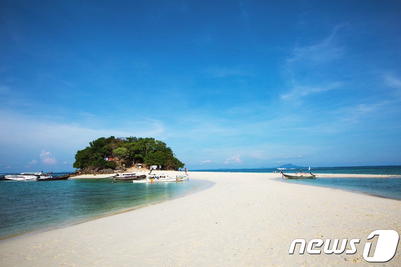 본문 이미지 - 물이 맑기로 유명한 여러 섬들을 둘러보는 '4섬 투어'는 필수다. 하나투어 제공ⓒ News1