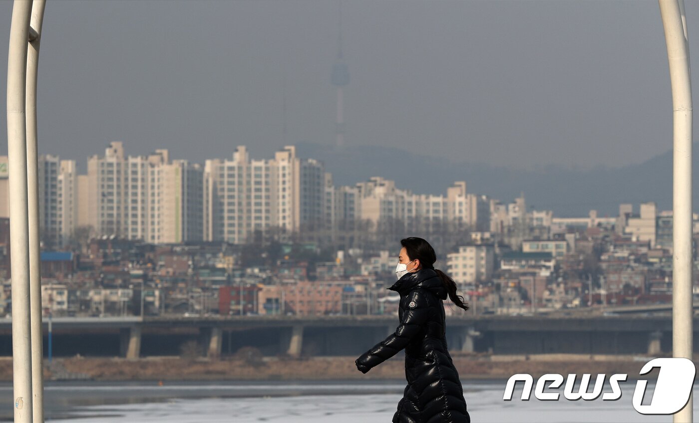 본문 이미지 - 한파가 물러가고 미세먼지 수치가 '나쁨' 수준을 보인 14일 오후 서울 서초구 반포한강공원에서 시민들이 마스크를 쓴 채 잰걸음을 옮기고 있다. 2018.1.14/뉴스1 ⓒ News1 오대일 기자