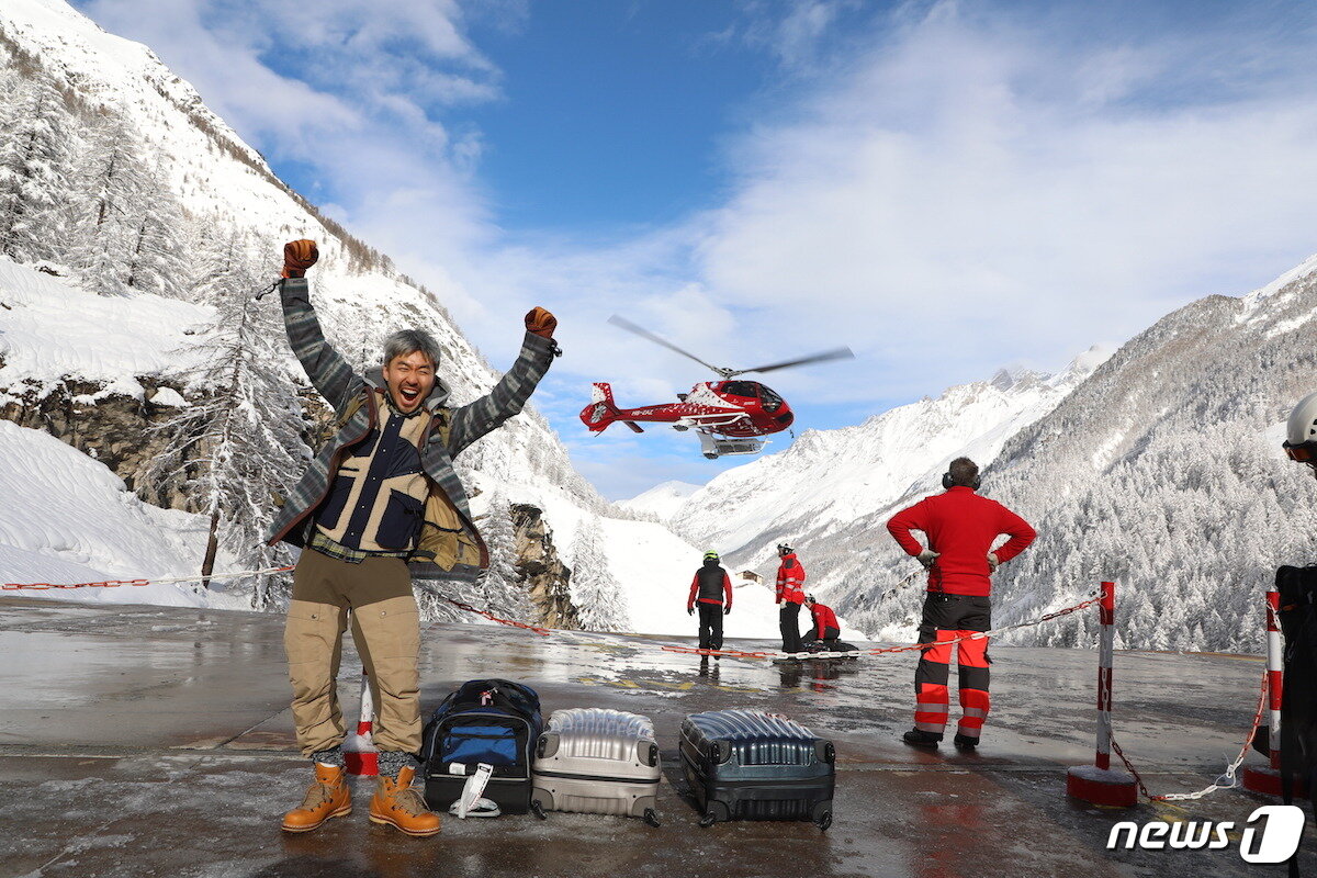 본문 이미지 - 취리히에서 체르마트로 가는 중 폭설로 헬기를 타고 이동하는 노홍철.스위스관광청 제공.ⓒ News1