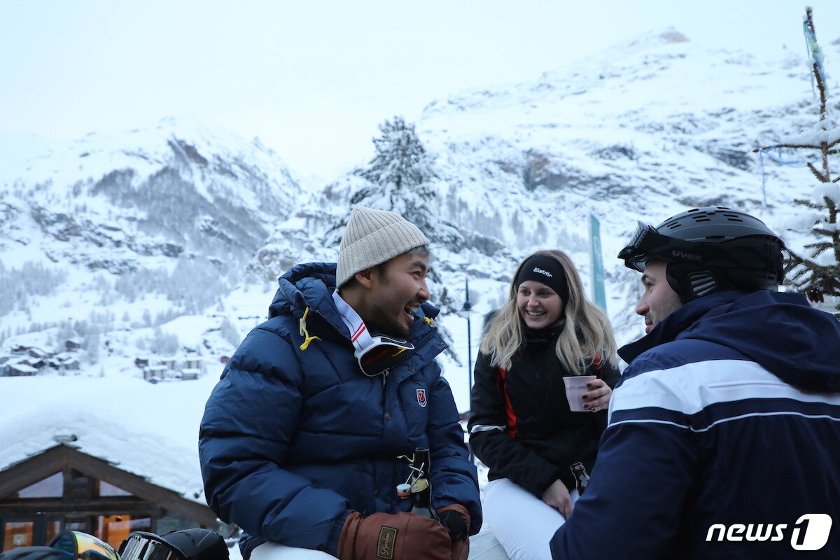 본문 이미지 - 노홍철이 여행객들과 이야기를 나누고 있다. 스위스관광청 제공.ⓒ News1