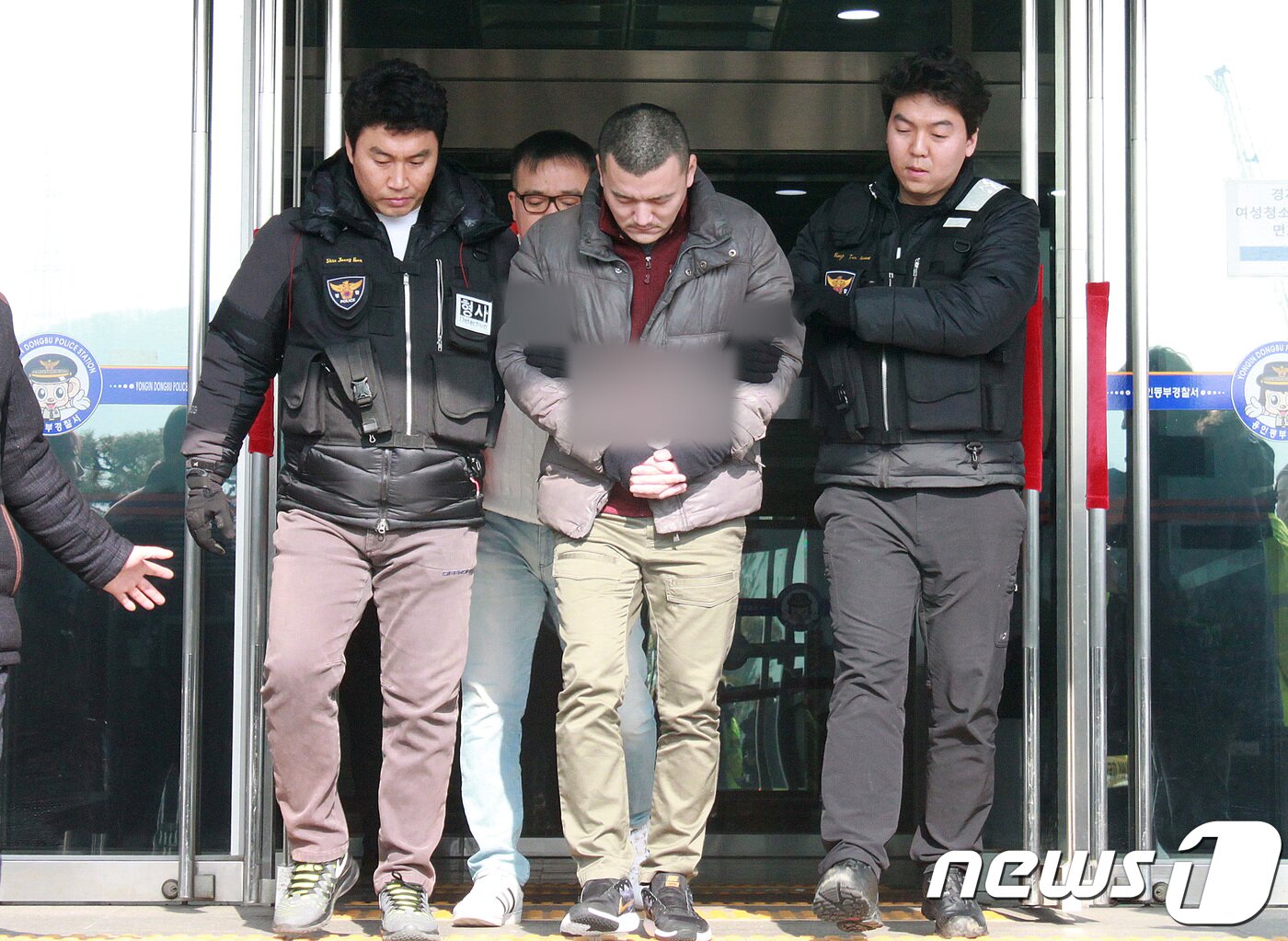 본문 이미지 - '용인 일가족 살인사건' 피의자 김성관씨(34)가 지난 1월 15일 오후 경기도 용인시 용인동부경찰서에서 현장검증을 하기 위해 나서고 있다.  2018.1.15/뉴스1 ⓒ News1 최대호 기자