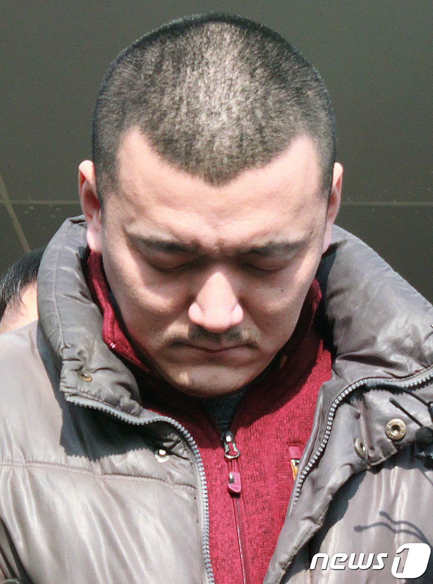 본문 이미지 - '용인 일가족 살인사건' 피의자 김성관씨(34)가 15일 오후 경기도 용인시 용인동부경찰서에서 현장검증을 하기 위해 나서고 있다. 김씨는 지난해 친모와 계부, 이부동생 등 3명을 살해한 뒤 뉴질랜드로 달아난 혐의를 받고 있다. 2018.1.15/뉴스1 ⓒ News1 최대호 기자