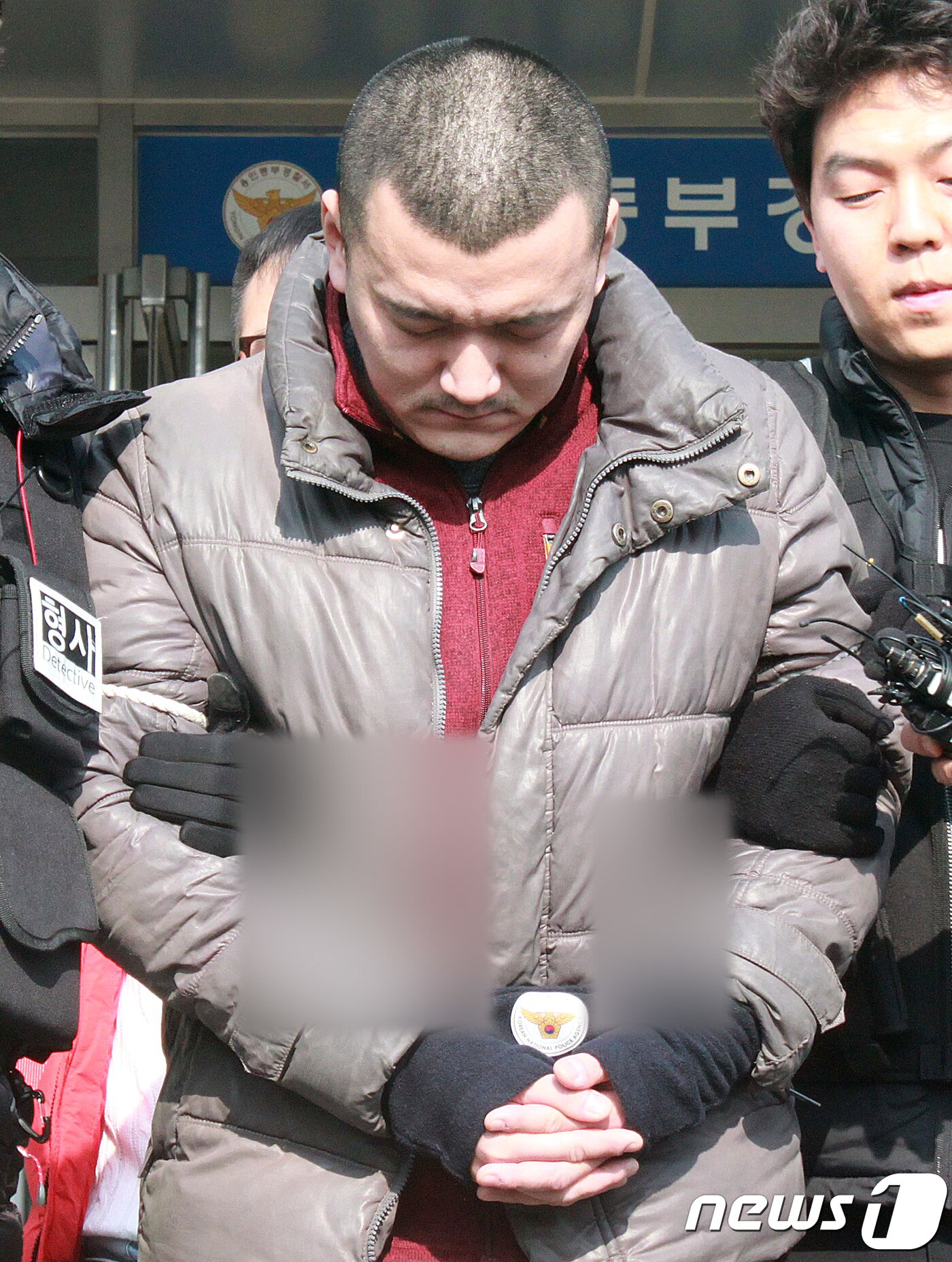 본문 이미지 - '용인 일가족 살인사건'의 범인 김성관은 지난 2017년 친모와 계부, 이부동생 등 3명을 살해한 뒤 숨진 어머니의 계좌에서 1억2000여 만원을 빼낸 뒤 아내 정모씨와 두 딸을 데리고 뉴질랜드로 달아났다. /뉴스1 ⓒ News1