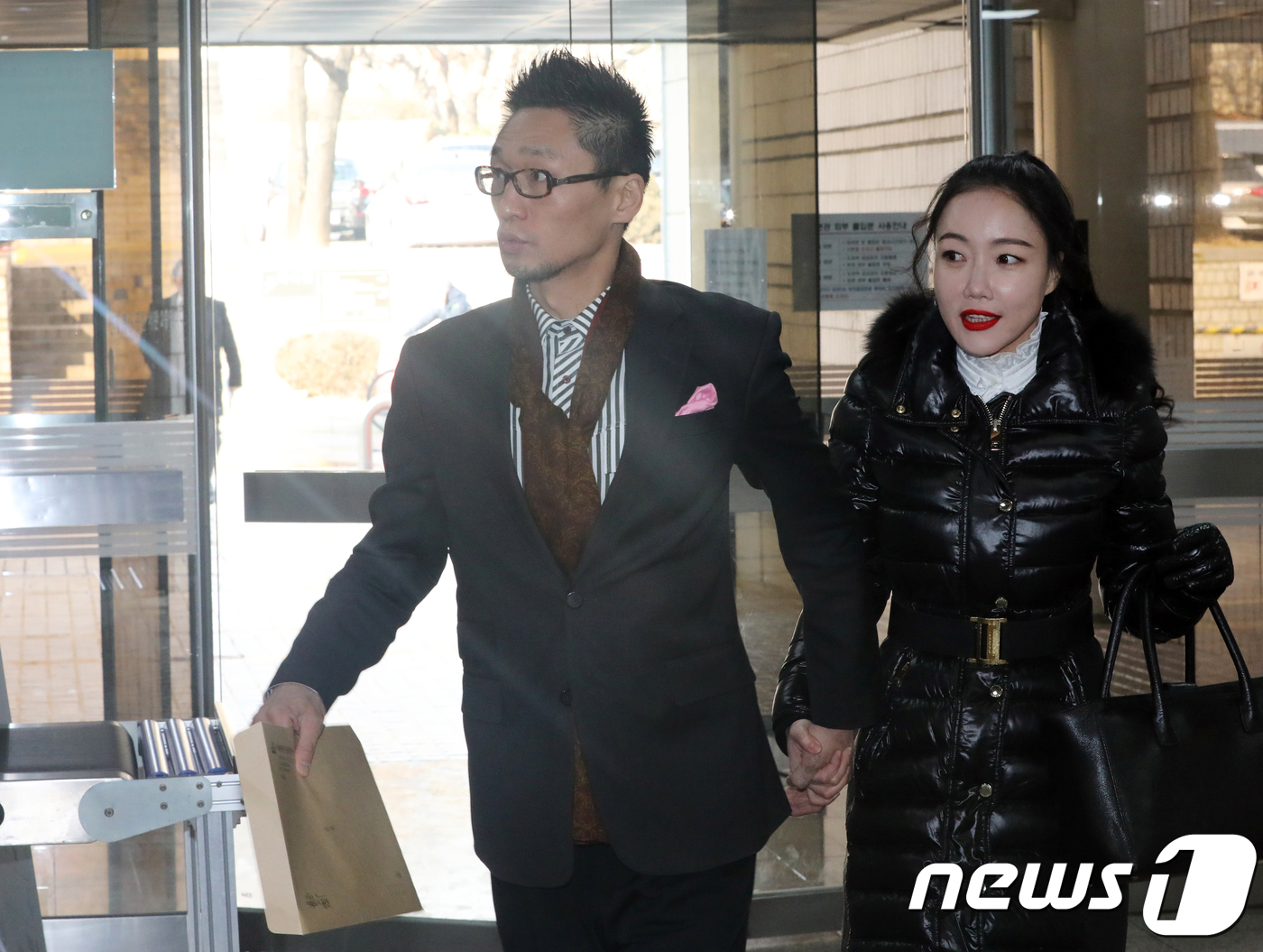 (서울=뉴스1) 황기선 기자 = 사기 및 횡령 혐의로 재판을 받는 왕진진(전주주)이 팝 아티스트 부인 낸시랭과 15일 오후 서울 서초구 서울중앙지방법원에 출석하고 있다. 2018. …