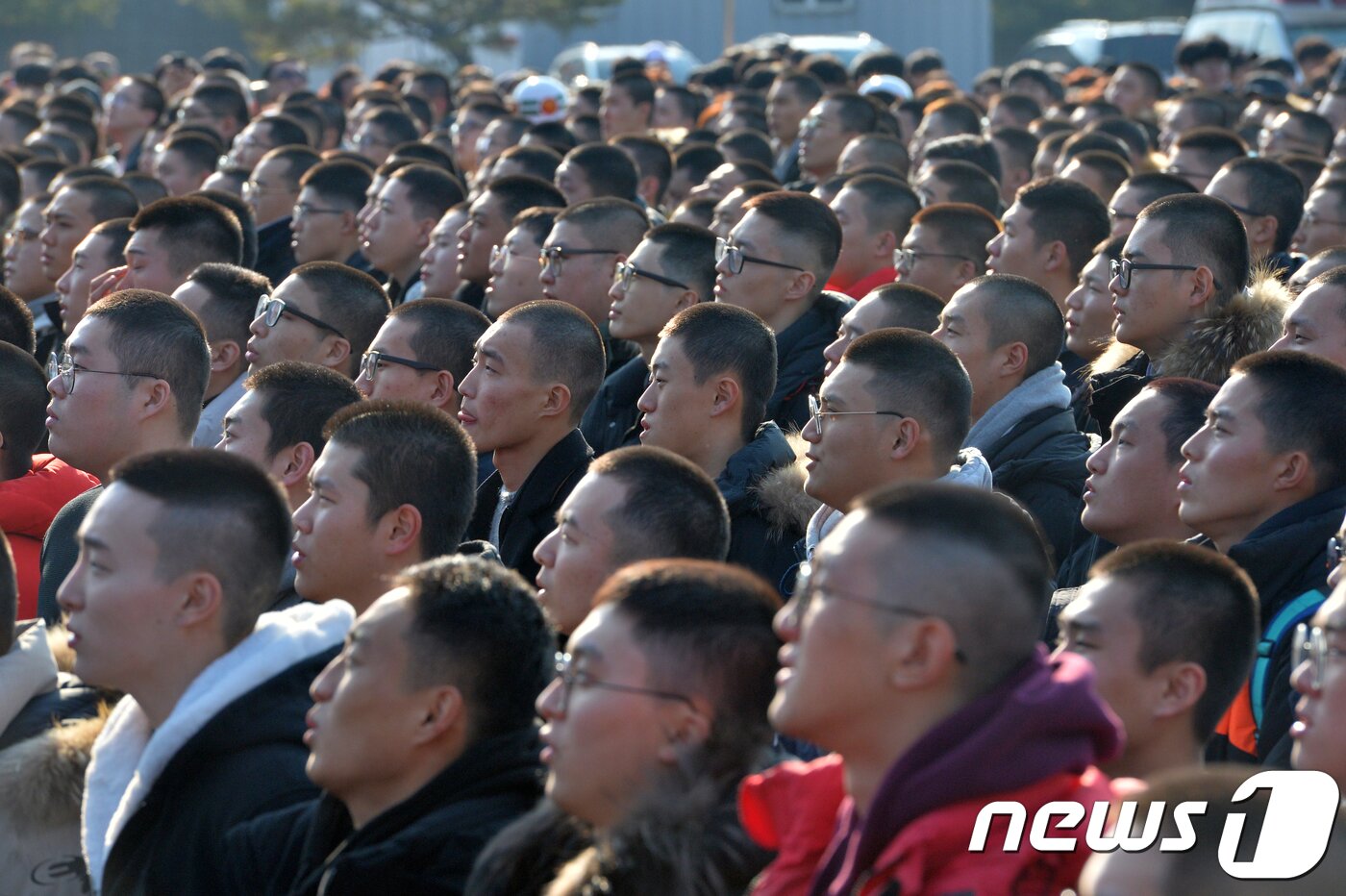 본문 이미지 - 해병대 입영 장병들이 '어머니의 마음'를 부르고 있다..2018.1.15/뉴스1 ⓒ News1 최창호 기자