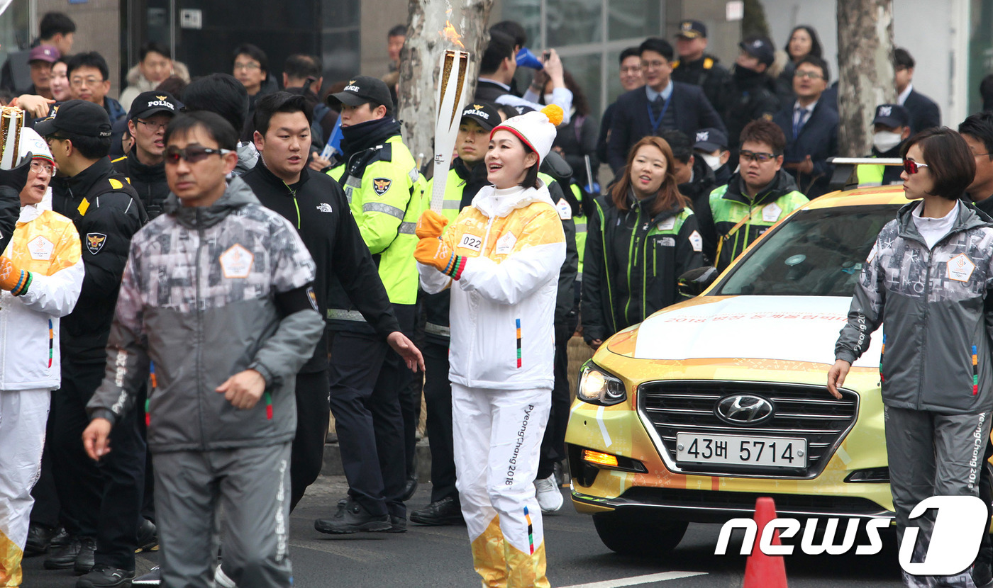 (서울=뉴스1) = 동아오츠카의 첫 여성임원인 이진숙 상무가 16일 서울 동작구 사당역 인근에서 2018 평창동계올림픽 성화봉송 주자로 나서 달리고 있다. (동아오츠카 제공) 20 …
