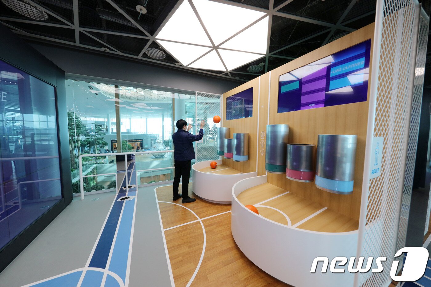 본문 이미지 - 디지털 짐에서 간단한 운동을 할 수 있다.(인천국제공항공사 제공)ⓒ News1