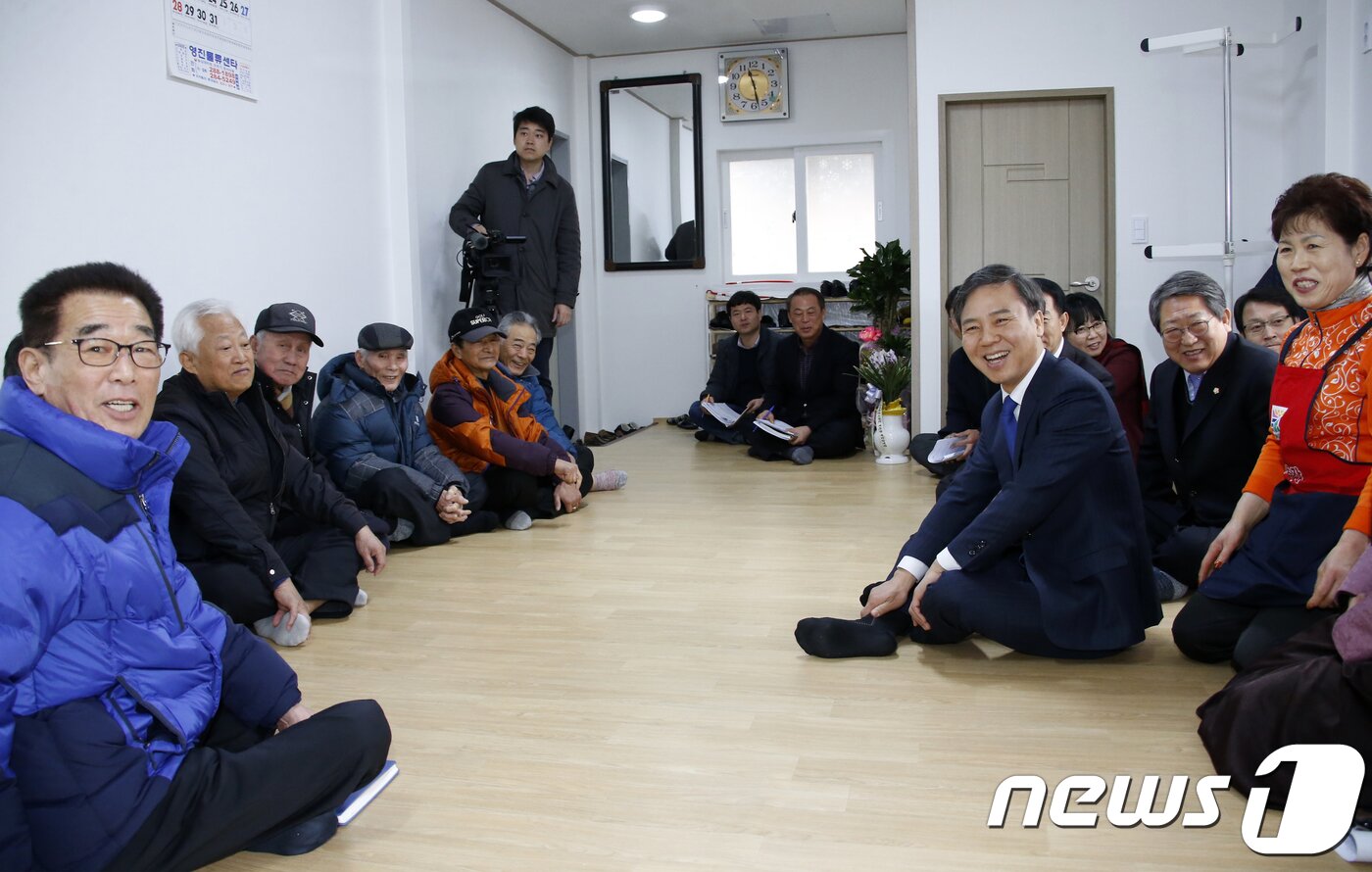 본문 이미지 - 전북 전주시 동서학동 주민들과 이야기를 나누고 있는 김승수 전주시장. /뉴스1