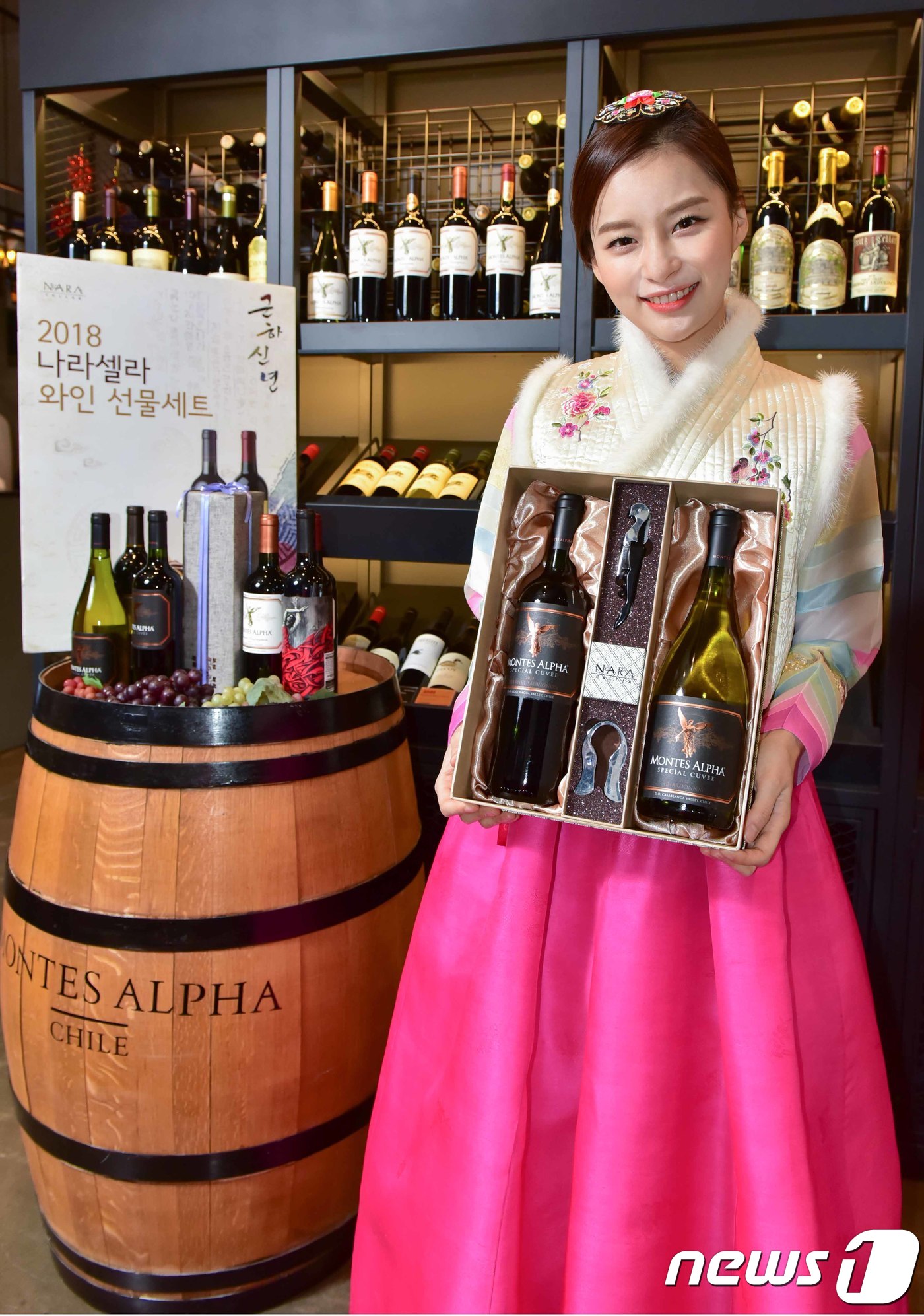 (서울=뉴스1) = 18일 오전 서울 송파구 나라셀라 직영점 와인타임 매장에서 모델이 2018년 설을 맞아 대표 와인 선물세트 '몬테스 알파 블랙 라벨 2종'을 선보이고 있다.나라 …