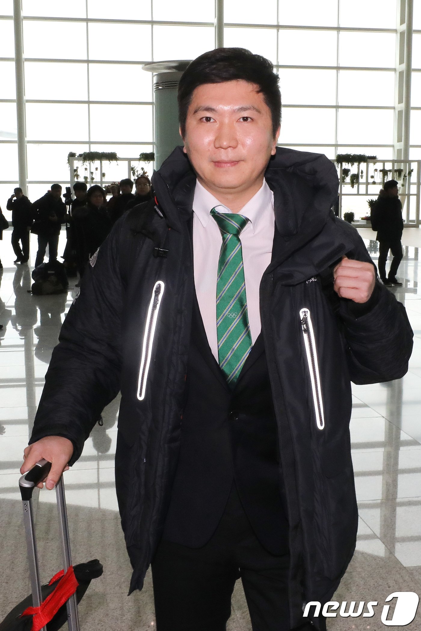 본문 이미지 - 북한의 올림픽 참가와 관련한 국제올림픽위원회&#40;IOC&#41; 주재 4자 회의에 참석하는 한국 대표단 유승민 IOC 선수위원이 18일 오후 인천국제공항 제2터미널을 통해 스위스 로잔으로 출국하고 있다.  2018.1.18/뉴스1 ⓒ News1 임세영 기자