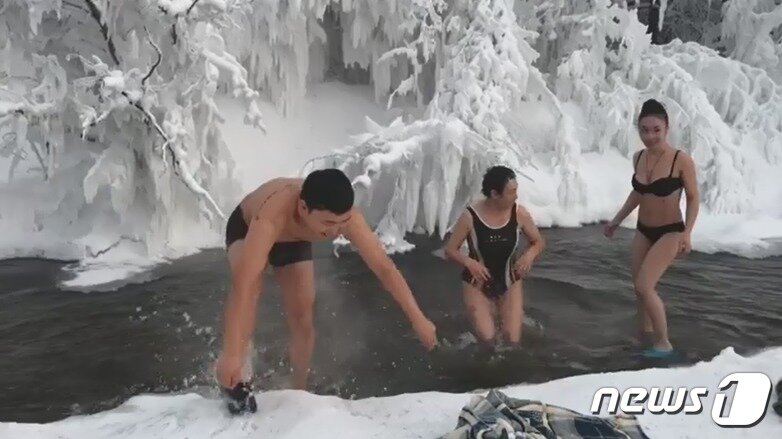 본문 이미지 - 강물에 몸을 잠깐 몸을 담갔다가 곧바로 빠져나오는 관광객들의 모습. (인스타그램 갈무리) ⓒ News1