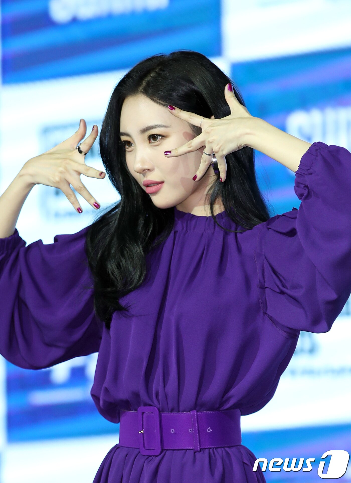 본문 이미지 - 가수 선미가 18일 오후 서울 강남구 삼성동 라마다 서울 호텔에서 열린 새 싱글 ‘주인공(Heroine)’ 발매 기념 쇼케이스에 참석해 포즈를 취하고 있다. 2018.1.18./뉴스1 ⓒ News1 권현진 기자