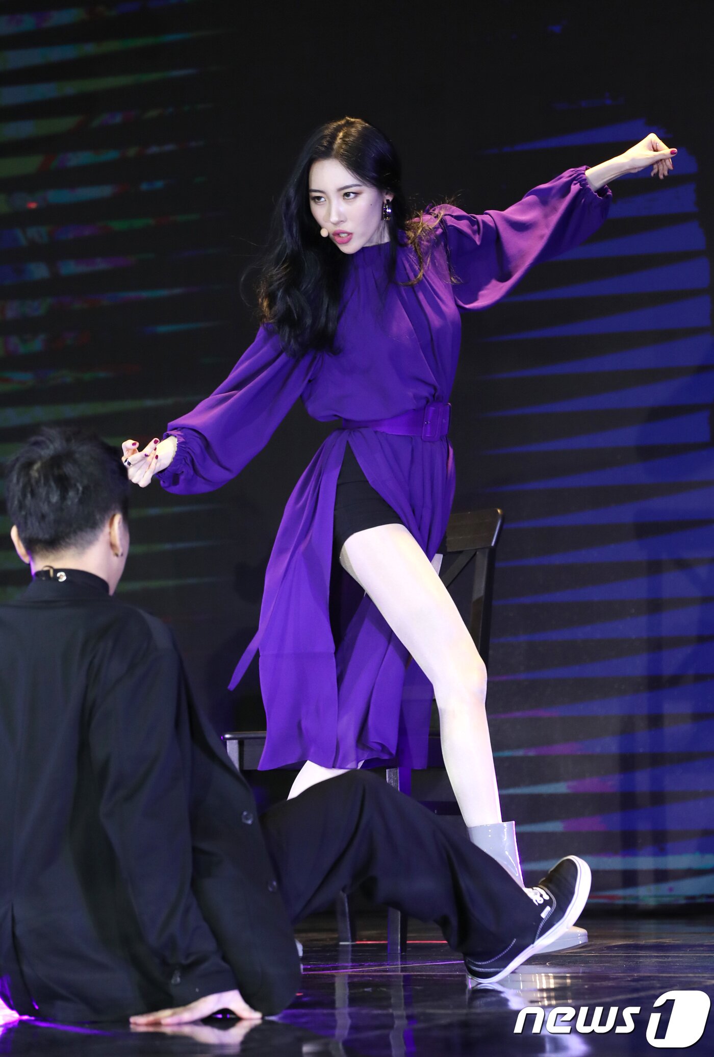 본문 이미지 - 가수 선미가 18일 오후 서울 강남구 삼성동 라마다 서울 호텔에서 열린 새 싱글 ‘주인공(Heroine)’ 발매 기념 쇼케이스에 참석해 신곡을 선보이고 있다. 2018.1.18./뉴스1 ⓒ News1 권현진 기자