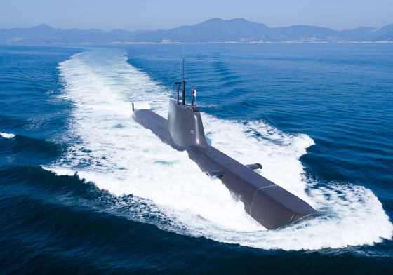 울산 해군잠수함 화재 직원 구조 난항…"좁은 공간 겨우 진입"