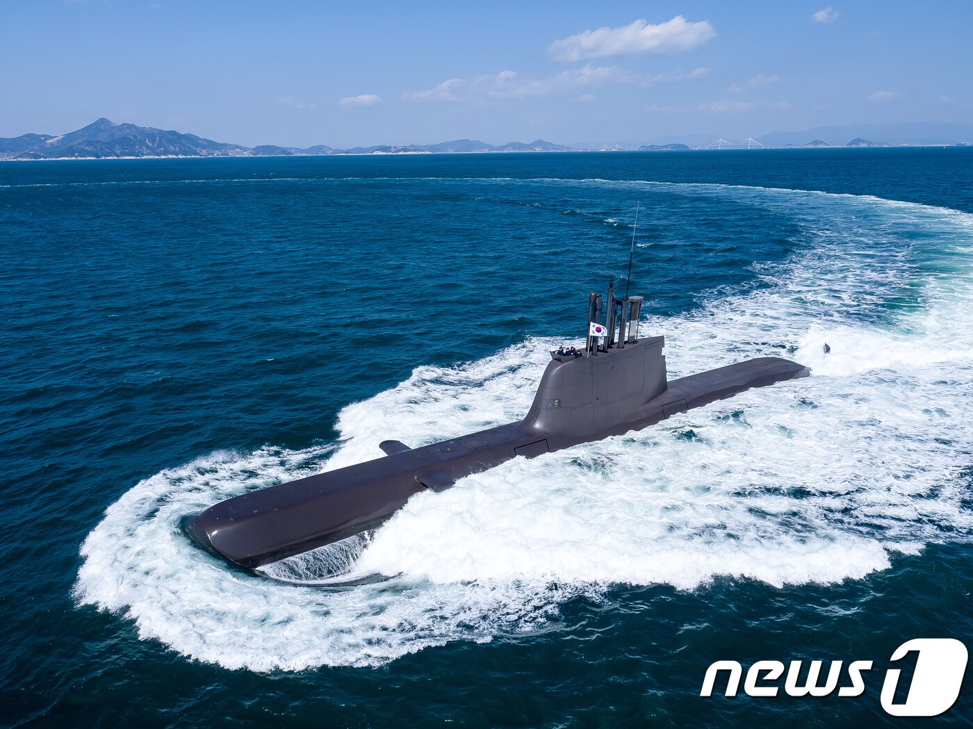 본문 이미지 - 해군 214급 잠수함 '홍범도함'. (방위사업청 제공) 2018.1.19/뉴스1