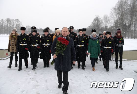 [사진] 레닌그라드 포위전 희생자 묘지 방문한 푸틴