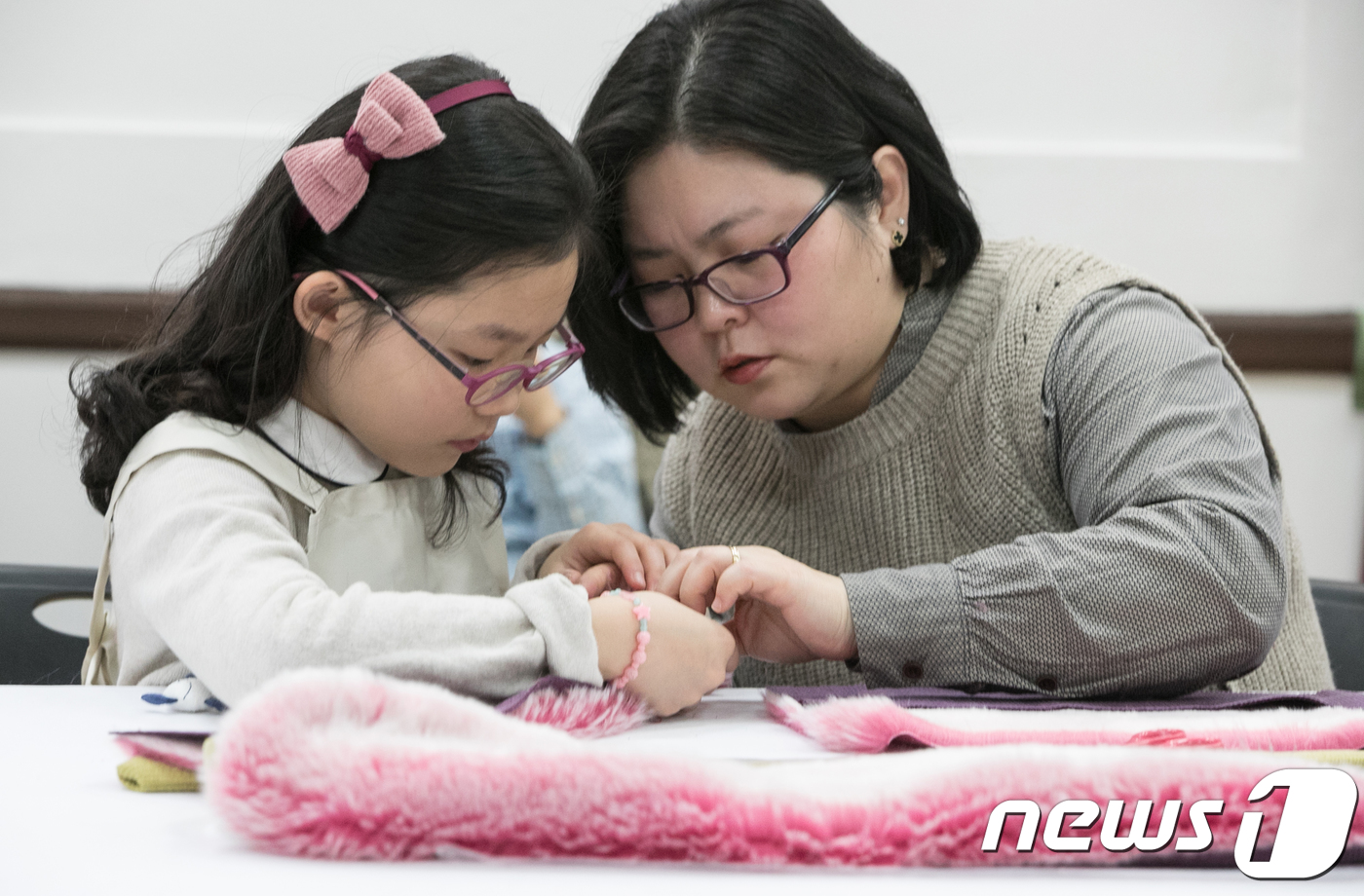 (서울=뉴스1) 이승배 기자 = 19일 오후 서울 중구 문화역서울 284에서 열린 '한복 홍보대사 장도연과 함께하는 침선 교실'에 참가한 어린이가 전통방한용품 '볼끼'를 만들고 있 …