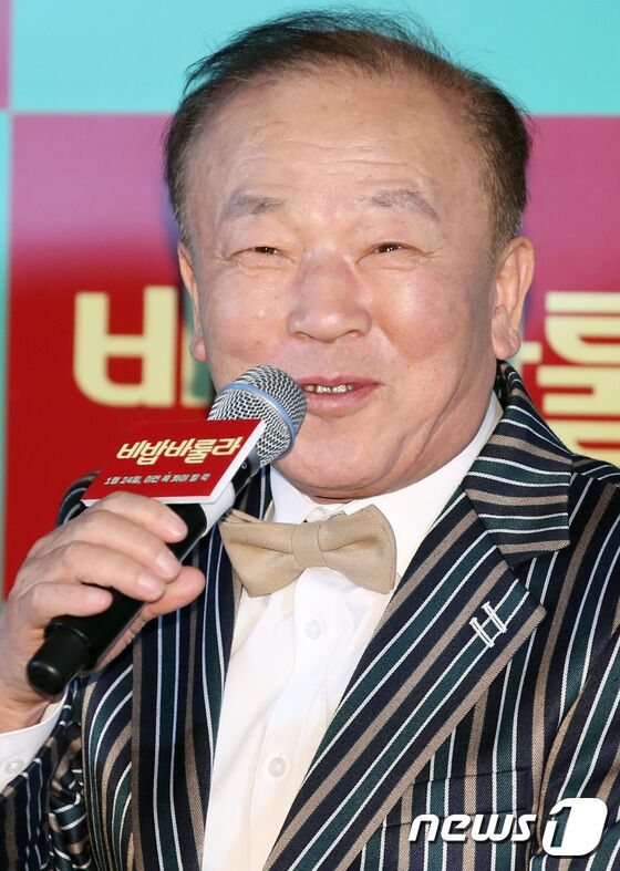 배우 임현식이 19일 오후 서울 코엑스 메가박스에서 열린 영화 '비밥바룰라' 언론시사회에 참석해 인사말을 하고 있다. '비밥바룰라'는 평생 가족을 위해 살아온 네 아버지들이 가슴 속에 담아둔 각자의 버킷리스트를 실현하기 위해 나서며 벌어지는 이야기를 그린 작품이다. 2018.1.19./뉴스1 © News1 권현진 기자