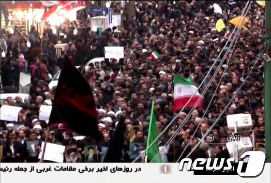1일 (현지시간) 이란 잔잔에서 경제난 해소와 정치 개혁을 요구하는 시위대에 대항하여 정부를 지지하는 시민들이 구호를 외치며 행진을 하고 있다. © AFP=뉴스1 