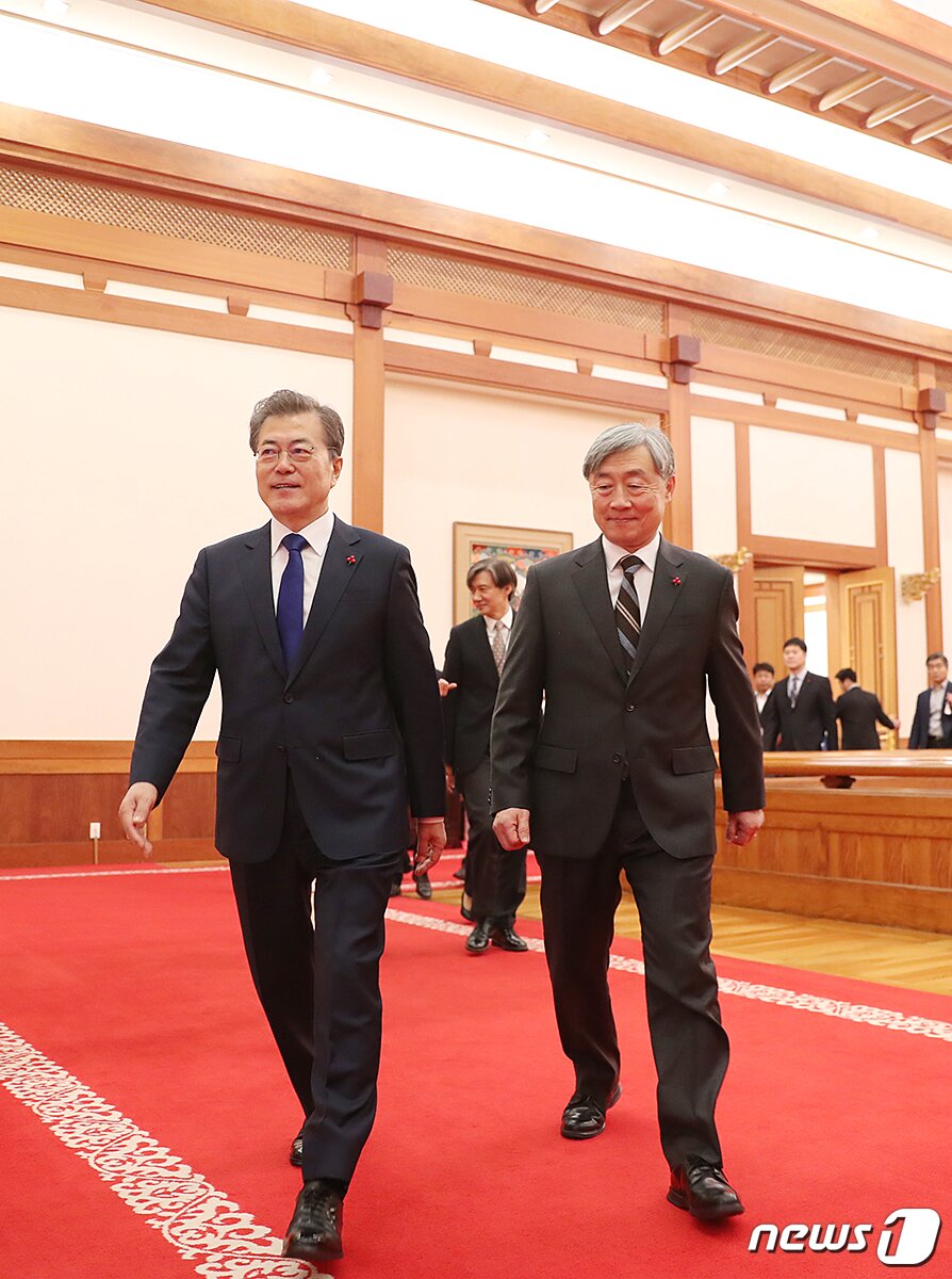 본문 이미지 - 문재인 대통령이 2018년 1월2일 오전 청와대 접견실에서 최재형 신임 감사원장에게 임명장을 수여한 후 환담장으로 이동하고 있다. (청와대 제공) 2018.1.2/뉴스1 ⓒ News1 이광호 기자