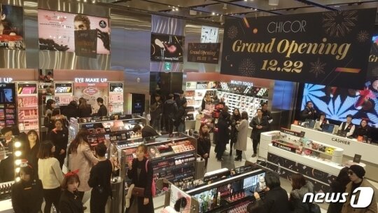 본문 이미지 - 신세계백화점 화장품편집숍 시코르 강남 플래그십숍이 지난해 12월22일 오픈했다.ⓒ News1
