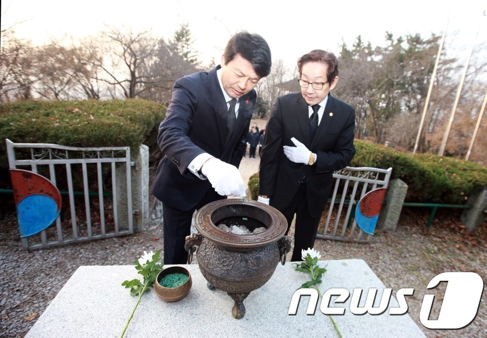 본문 이미지 - 김종규 전북 부안군수와 오세웅 군의회 의장이 시무식에 앞서 2일 오전 현충탑에 분향을 하고 있다.(부안군 제공)2018.1.2 /뉴스1 ⓒ News1 김대홍 기자