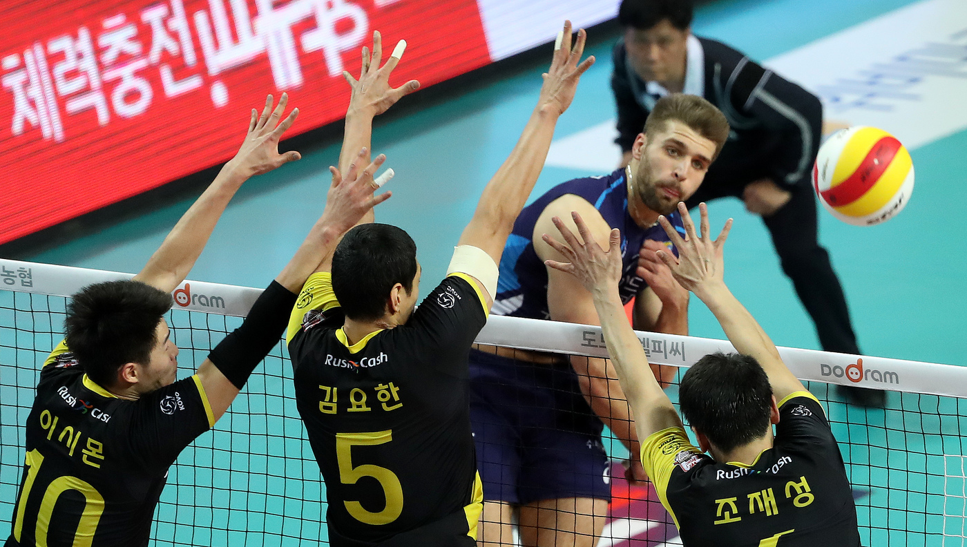 (서울=뉴스1) 박지혜 기자 = 2일 오후 서울 장충체육관에서 열린 2017-2018 도드람 프로배구 V-리그 남자부 OK저축은행과 우리카드의 경기에서 우리카드 파다르가 공격을 시 …