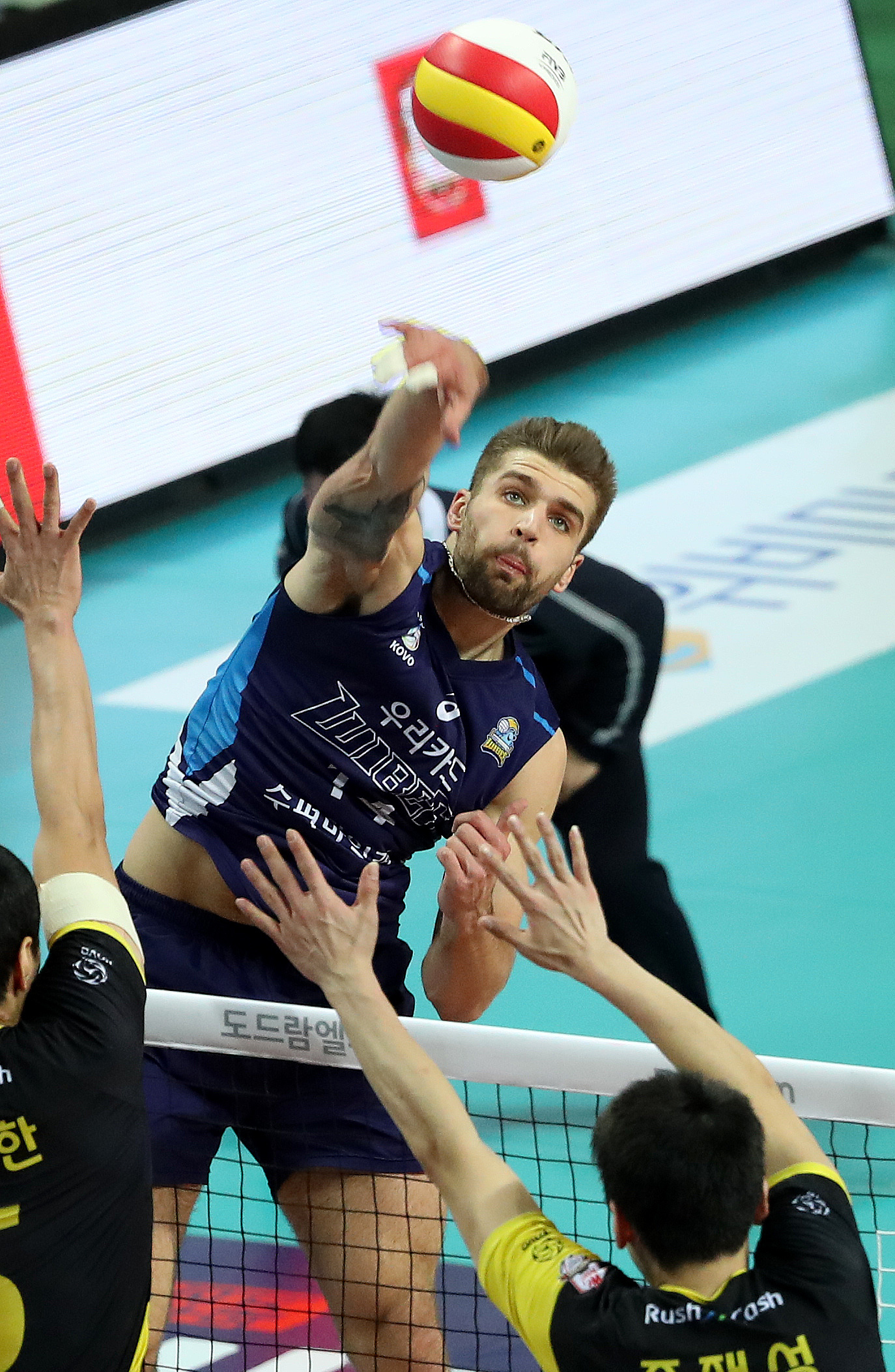 (서울=뉴스1) 박지혜 기자 = 2일 오후 서울 장충체육관에서 열린 2017-2018 도드람 프로배구 V-리그 남자부 OK저축은행과 우리카드의 경기에서 우리카드 파다르가 공격을 시 …