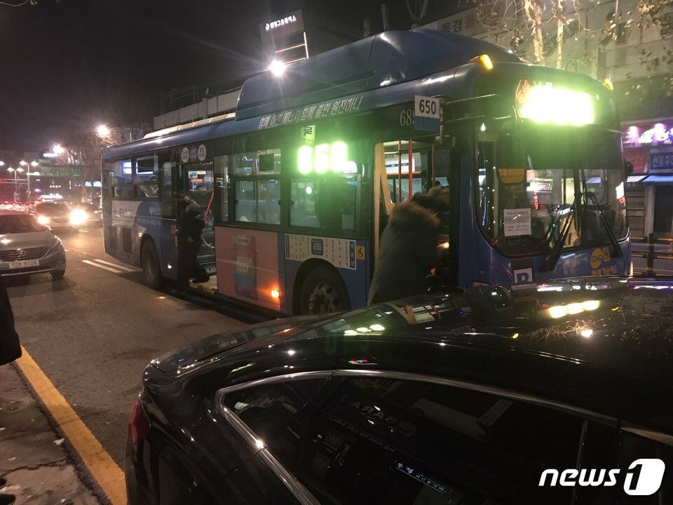 본문 이미지 - 지난해 12월 25일 영등포시장역에서 시민들이 버스에 승하차 하고 있다.2017.12.25/뉴스1ⓒ News1 류석우 기자