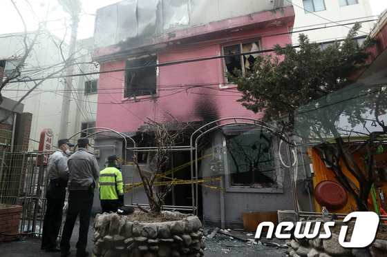 20일 오전 서울 종로5가 여관 화재현장을 경찰이 통제하고 있다. 이날 새벽 3시께 서울 종로구 종로5가의 한 여관에서 방화로 추정되는 불이 나 5명이 숨졌다. 소방당국에 따르면 여관 건물 1층에서 시작된 화재로 5명이 숨지고 4명이 부상 당해 병원에서 치료받고 있다. 2018.1.20/뉴스1 © News1 민경석 기자