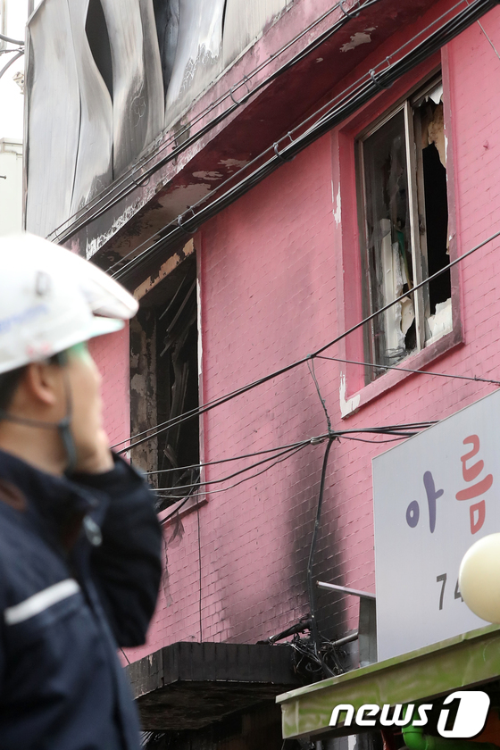 지난 20일 서울 종로5가 여관 화재현장을 경찰이 통제하고 있다. 이날 새벽 3시께 서울 종로구 종로5가의 한 여관에서 방화로 추정되는 불이 나 5명이 숨졌다. 2018.1.20/뉴스1 © News1 민경석 기자
