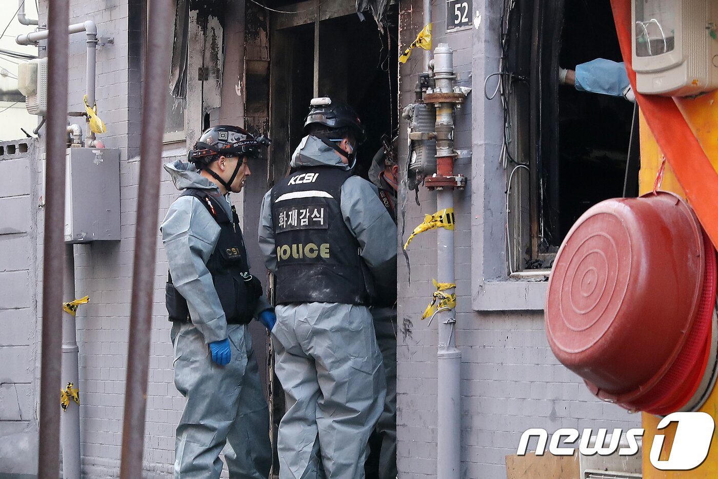 본문 이미지 - 지난 20일 오전 서울 종로5가 여관 방화현장에서 경찰 과학수사대 대원들이 화재감식을 벌이고 있다. 2018.1.20/뉴스1 ⓒ News1 민경석 기자