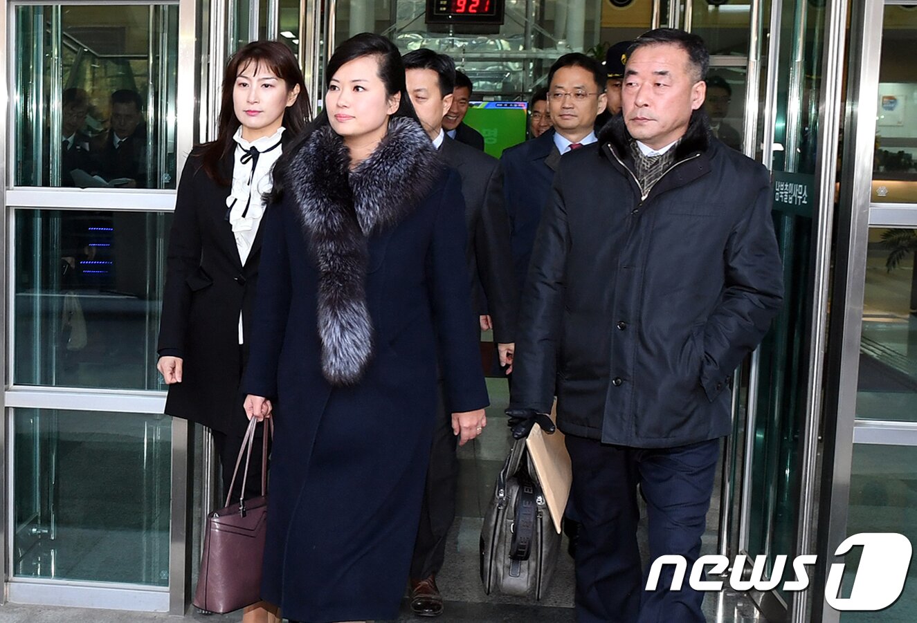 본문 이미지 - 현송월 삼지연관현악단 단장이 이끄는 북한 예술단 사전점검단이 21일 오전 경기도 파주시 도라산 남북출입국사무소를 나서고 있다..(통일부 제공)2018.1.21/뉴스1