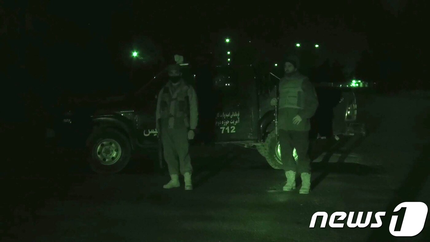 본문 이미지 - 대기 중인 카불 보안 당국 관계자들. ⓒ AF