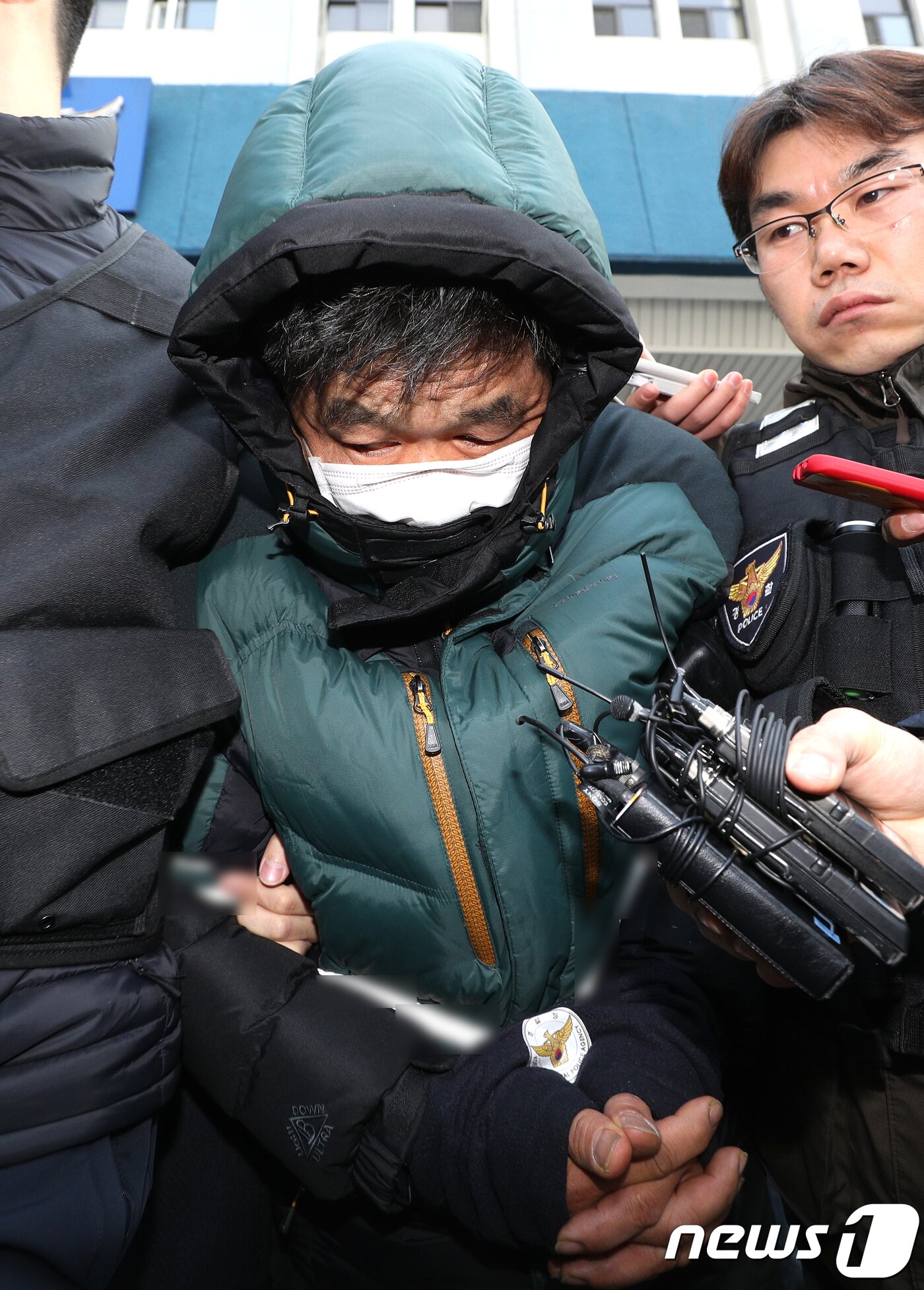 본문 이미지 - 종로5가 여관 방화범 유모씨가 21일 오후 구속 전 피의자심문(영장실질심사)을 받기 위해 서울 종로경찰서에서 서울중앙지검으로 압송되고 있다. 유씨는 지난 20일 새벽 성매매 여성을 불러주지 않는다는 이유로 여관에 휘발유를 붓고 불을 질러 투수객 5명을 숨지게 한 혐의를 받고 있다. 2018.1.21/뉴스1 ⓒ News1 신웅수 기자