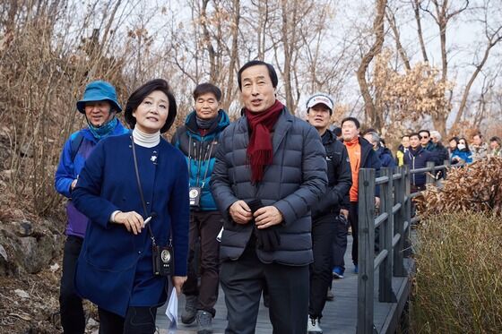서울시장 도전을 준비 중인 박영선 더불어민주당 의원이 21일 서울 서대문구 안산(鞍山) 둘레길을 문석진 서대문구청장과 함께 걷고 있다. 서호영 작가 촬영. (박영선 의원 제공) © News1