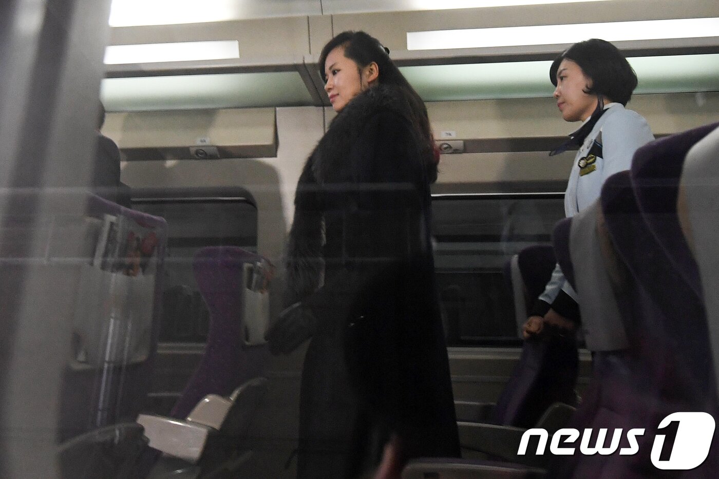 본문 이미지 - 현송월 삼지연관현악단 단장을 비롯한 북한 예술단 사전점검단이 서울역으로 이동하기 위해 22일 오전 강원 강릉역에서 KTX 열차에 탑승하고 있다. 북측 사전점검단은 이날 서울 공연장 후보지에 대한 점검을 마치고 북으로 돌아갈 예정이다. 2018.1.22/뉴스1 ⓒ News1 사진공동취재단