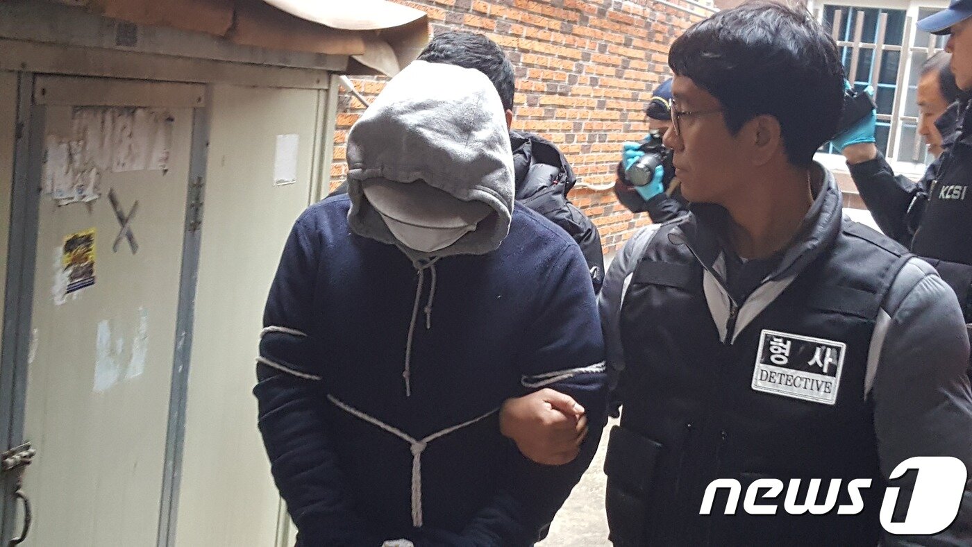 본문 이미지 - 친구의 부탁으로 친구 어머니를 살해한 B씨가 현장 검증을 위해 범행현장으로 가고 있다. ⓒ News1