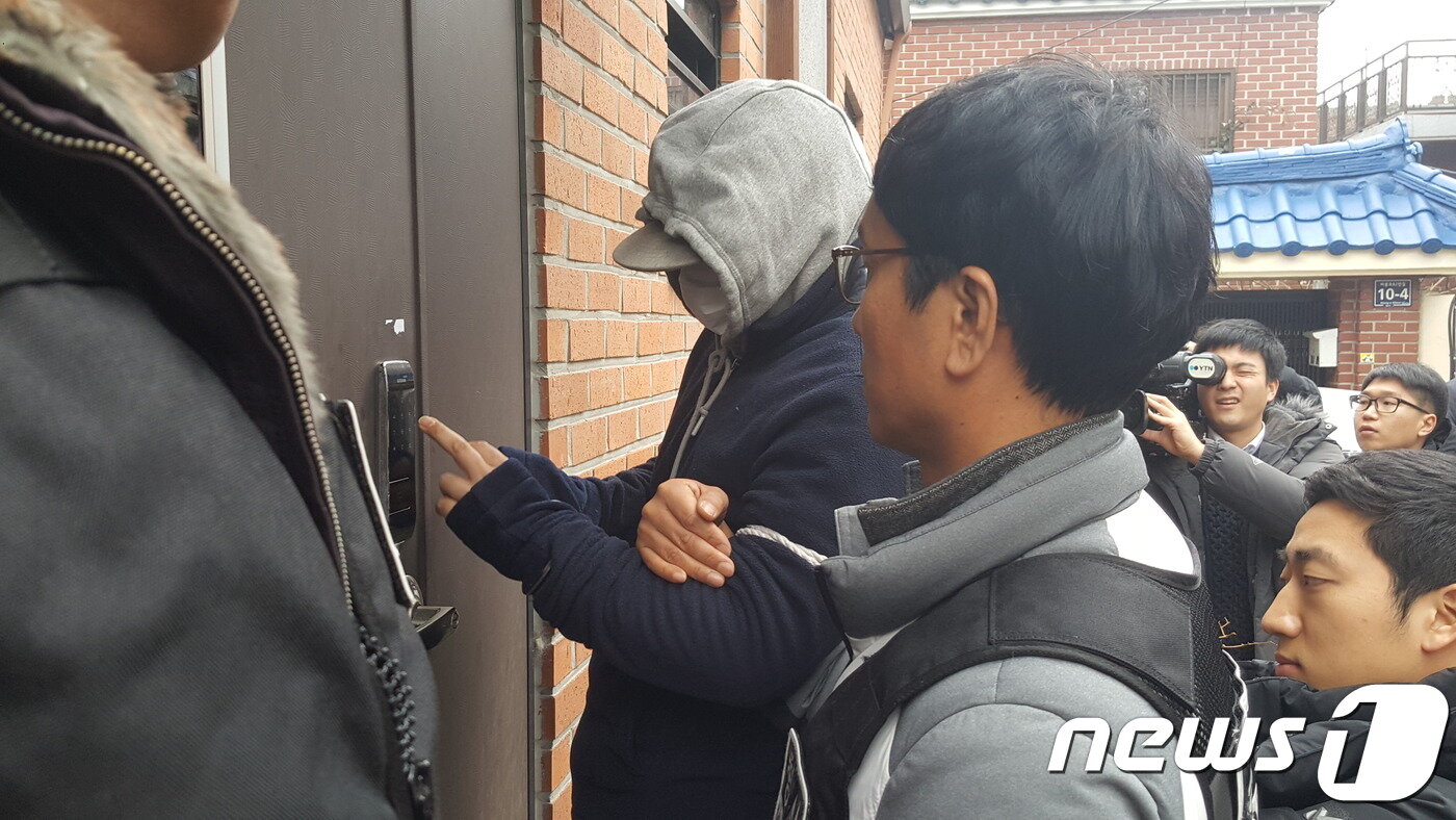 본문 이미지 - 현장검증에서 친구어머니집 출입문 비밀번호를 누르고 있다.ⓒ News1