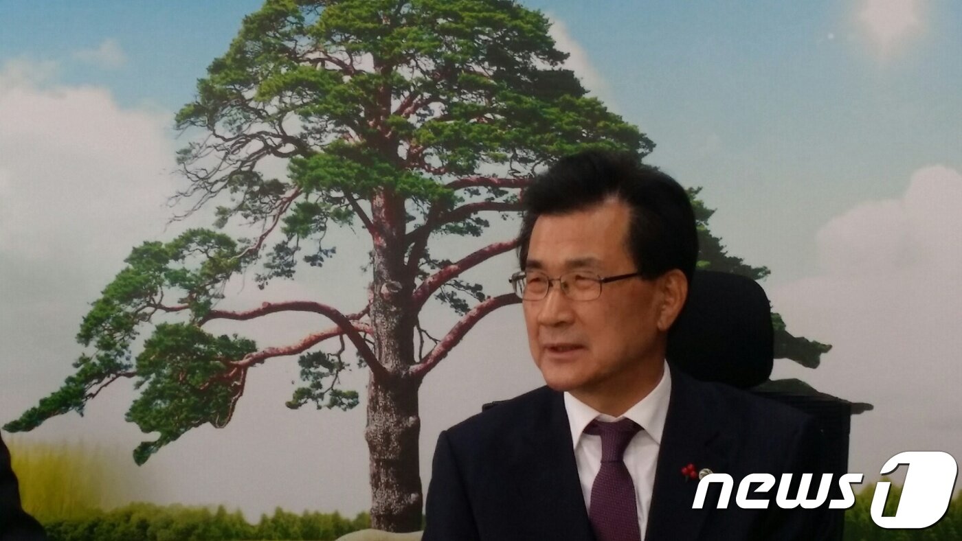 본문 이미지 - 이시종 충북지사가 22일 보은군청 군정홍보실을 방문해 출입 기자들에게 올해 도정 운영에 관한 청사진을 밝히고 있다. 2018.01.22.ⓒ News1