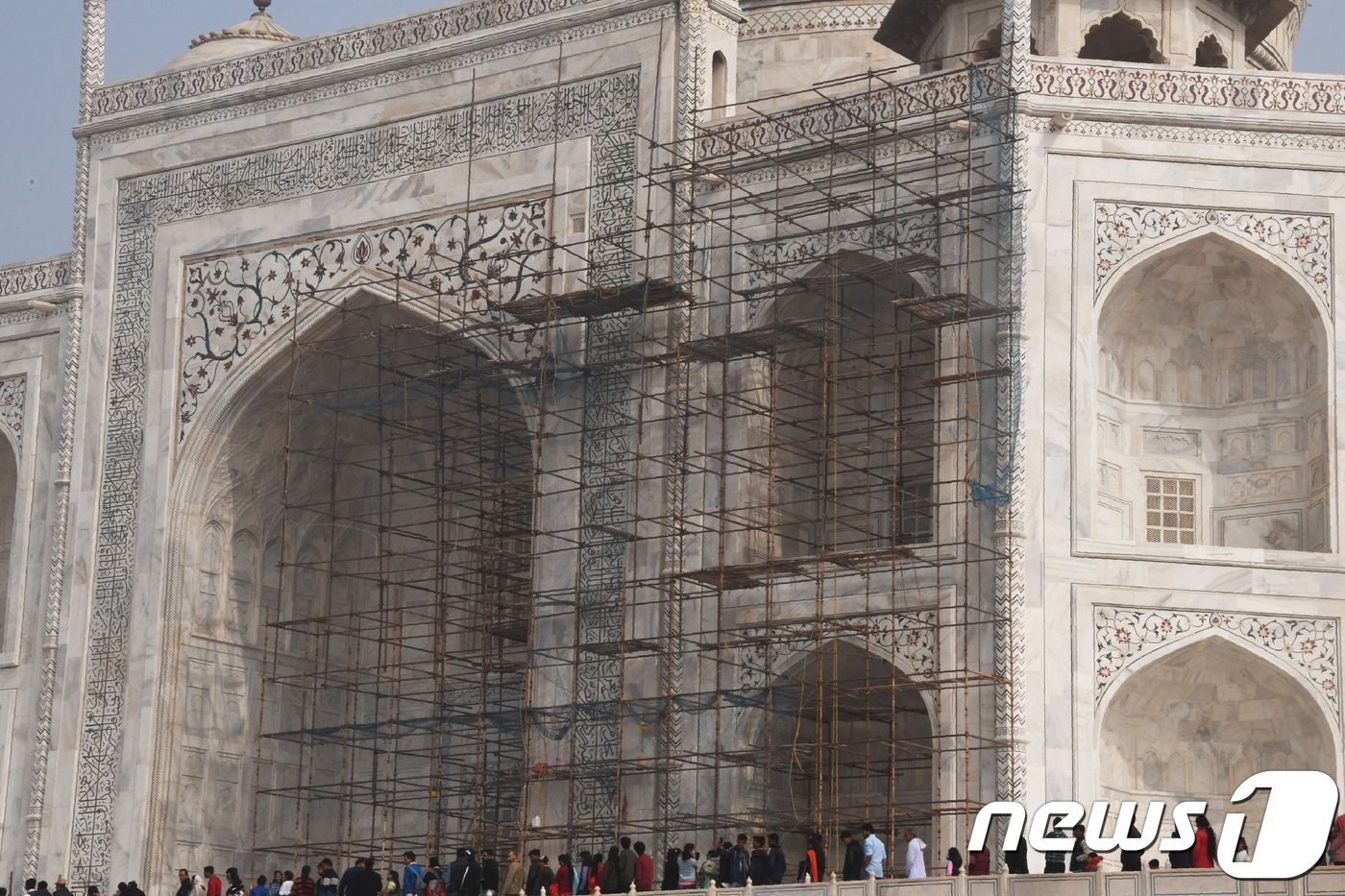 본문 이미지 - 타지마할에서 보수공사가 진행중이다 ⓒ AFP=뉴스1