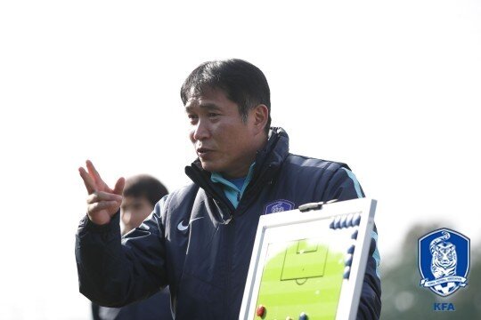 본문 이미지 - 만약 박항서 감독의 베트남과 김봉길 감독의 한국이 나란히 결승진출에 성공한다면, 지금껏 한 번도 없었던 역사가 만들어진다. (대한축구협회 제공) ⓒ News1