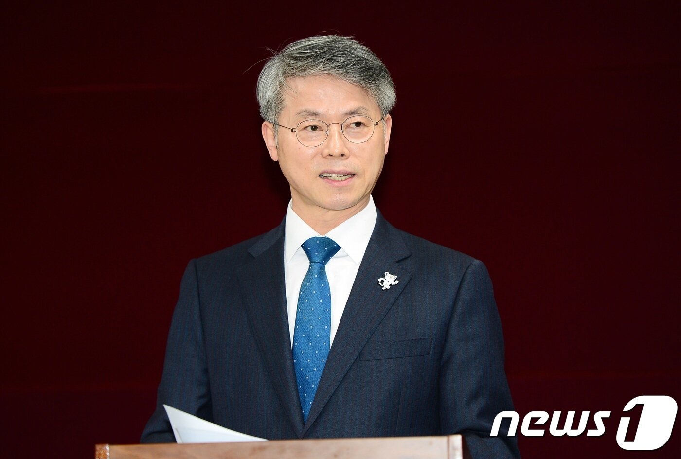 본문 이미지 - 6.13지방선거 광주시장 출마를 선언한 민형배 광주 광산구청장이 23일 광주시의회 브리핑룸에서 기자회견을 하고 이용섭 일자리위원회 부위원장의 행보를 '기회주의'라며 비판하고 있다. 2018.1.23/뉴스1 ⓒ News1 박준배 기자