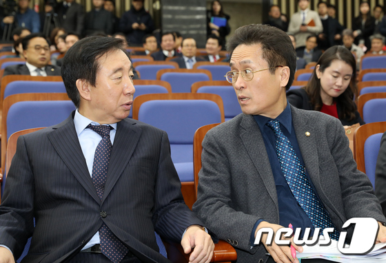 논의하는 한국당 원내지도부